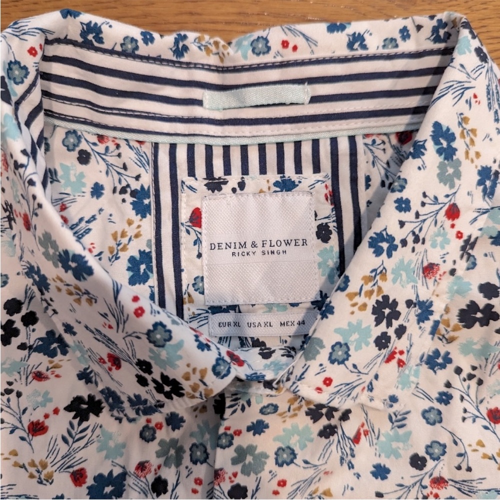 Men's Short Sleeve Button Down Size XL